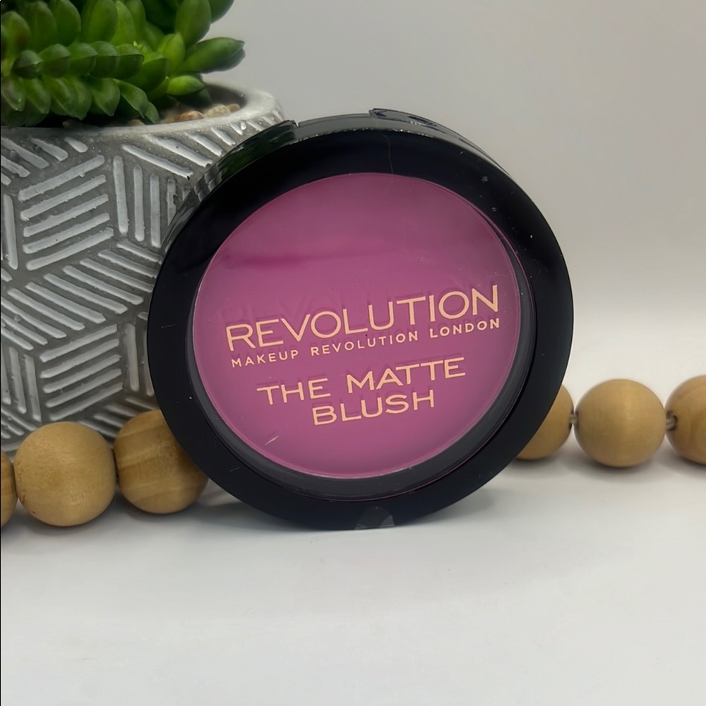 Makeup Revolution Matte Blush Dare (Pink)